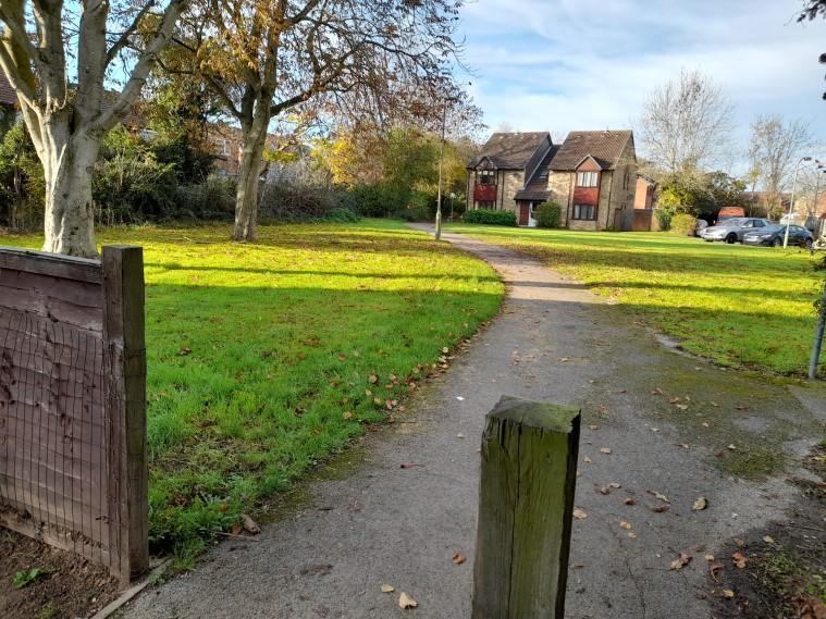 a Kidlington footpath on a sunny day
