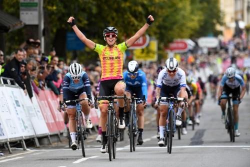 marta bastianelli raises her hands in the air at the finsih line on suth bar street in bANBURY