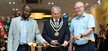 Cllrs open community pop up space, cutting ribbon