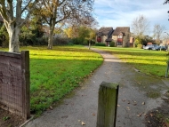 a Kidlington footpath on a sunny day